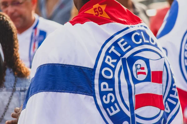 Salvador, Bahia, Brezilya - 1 Nisan 2018: Esporte Clube Bahia futbol takımının destekçisi, Arena Fonte Nova stadyumu civarında bayrakla giyinmiş. Salvador, Bahia.