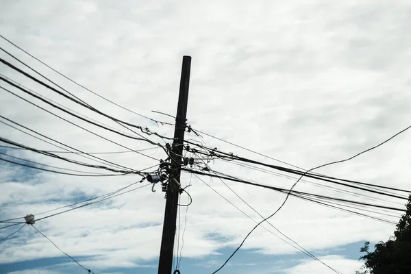 有电线的电线杆在蓝云的天空下 萨尔瓦多 巴西巴伊亚州 — 图库照片