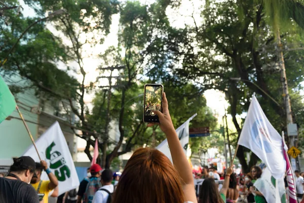 萨尔瓦多 巴西巴伊亚州 2022年4月9日 巴西人抗议极右翼总统候选人Jair Bolsonaro 他们使用标有标语的海报 旗帜和横幅 — 图库照片
