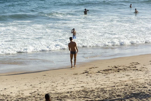 브라질 살바도르 2022 브라질 살바도르의 해변에서 오후에 속으로 들어가는 사람들 — 스톡 사진