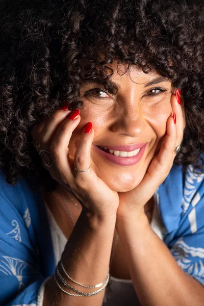 Ritratto Bel Modello Capelli Ricci Sorridente Sullo Sfondo Chiaro Donna — Foto Stock