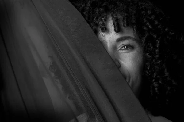 Yüzünde Siyah Arka Planda Şeffaf Kumaş Olan Kadın Portresi Olgun — Stok fotoğraf