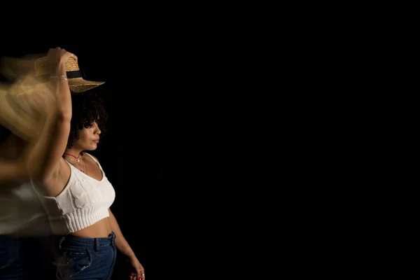 Vista Lapso Tiempo Mujer Moviendo Sombrero Larga Exposición Desenfoque Movimiento —  Fotos de Stock