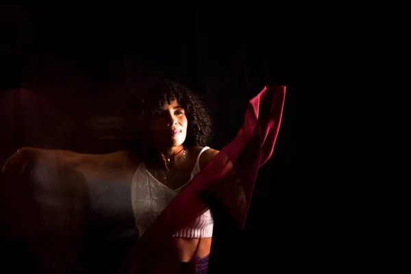 Mujer Moviendo Paño Rojo Sobre Cabeza Sobre Fondo Negro Mujer —  Fotos de Stock