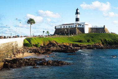 Salvador, Bahia, Brezilya - 09 Nisan 2022: Farol da Barra, Salvador, Brezilya güneşli bir günde görüldü. Şehirdeki en çok ziyaret edilen turistik yer..