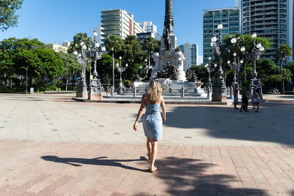 サルバドール バイーア ブラジル 2022年4月9日 女性はサルバドールの観光地の近くを歩く バイーアの独立のための闘争の英雄の記念碑 ブラジル — ストック写真