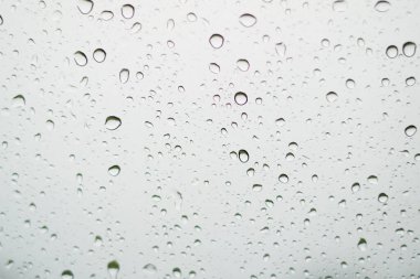 Yağmurdan sonra pencere camına su damlacıkları konur.