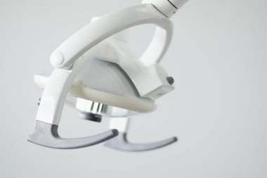 Ameliyat odasındaki modern ayarlanabilir ışıklar. Tıbbi ekipmanlar. Yeni teknoloji.