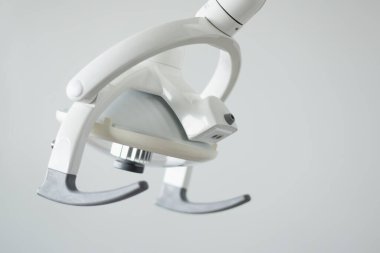 Ameliyat odasındaki modern ayarlanabilir ışıklar. Tıbbi ekipmanlar. Yeni teknoloji.