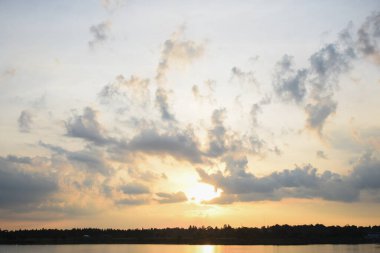 Parlak turuncu gökyüzü ve güneşin ışığı.
