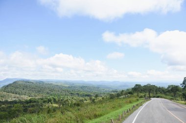Doğanın ortasındaki dağ yolu.
