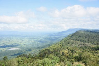 Dağ zirvesinden, gökyüzünden ve bulutlardan manzara