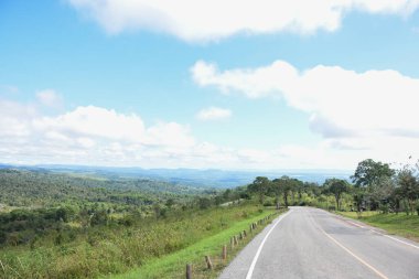 Doğanın ortasındaki dağ yolu.