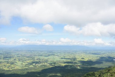 Dağ zirvesinden, gökyüzünden ve bulutlardan manzara