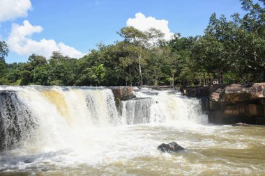 Vadideki doğal şelale