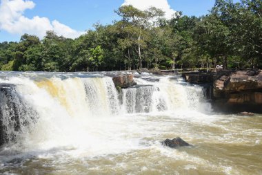 Vadideki doğal şelale