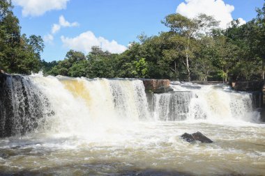 Vadideki doğal şelale