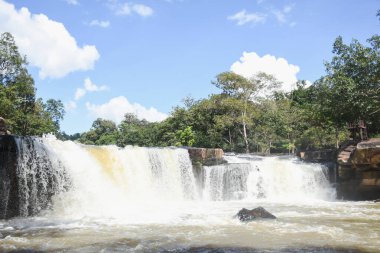 Vadideki doğal şelale