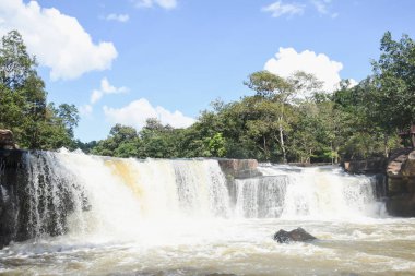 Vadideki doğal şelale