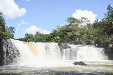 Vadideki doğal şelale