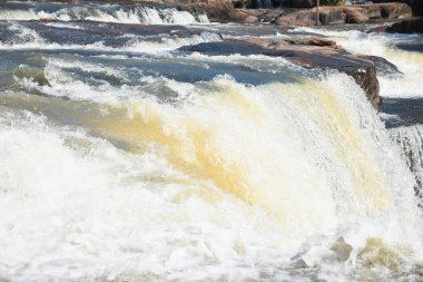 Vadideki doğal şelale
