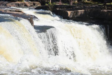 Vadideki doğal şelale