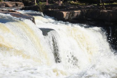 Vadideki doğal şelale