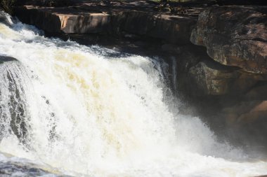 Vadideki doğal şelale
