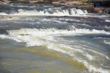 Vadideki doğal şelale