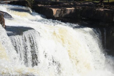 Vadideki doğal şelale
