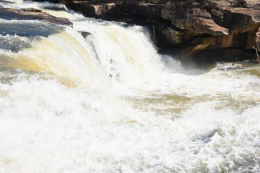 Vadideki doğal şelale