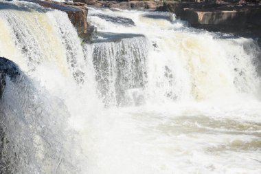 Vadideki doğal şelale