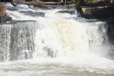 Vadideki doğal şelale