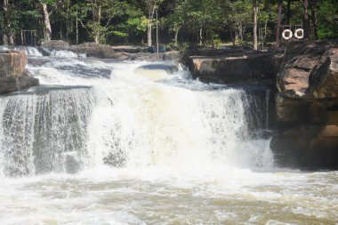 Vadideki doğal şelale