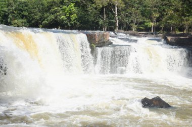 Vadideki doğal şelale