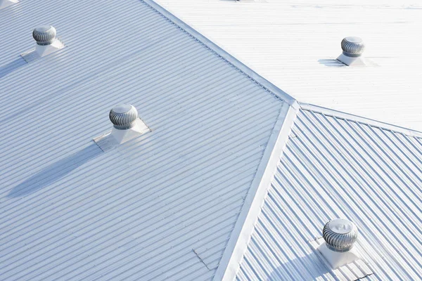 蓝天商业建筑的金属板屋面 — 图库照片