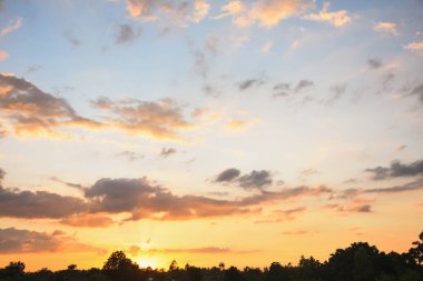 Parlak turuncu gökyüzü ve güneşin ışığı.