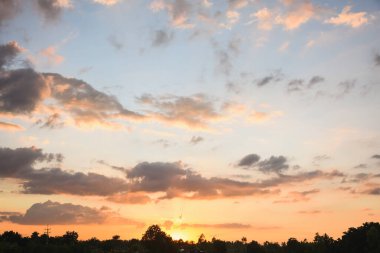 Parlak turuncu gökyüzü ve güneşin ışığı.