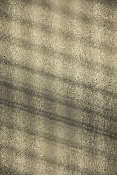大まかなコンクリート壁 黒と白のメッシュシャドウの抽象的な背景 — ストック写真