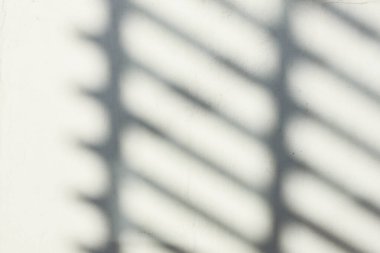 Gölgeler pencereden çizgilerle parlıyor.