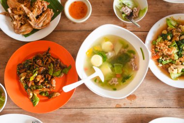 Yeşil doğada çiçek çimleri