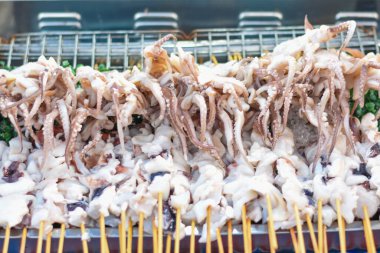 Şişte ızgara mürekkep balığı hazır bekliyor.