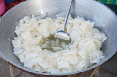 Tavada hindistan cevizi camı olan Tayland tatlısı.