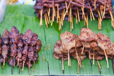 Beyaz Yapışkan Pirinçli Izgara Domuz Şişi Tayland usulü
