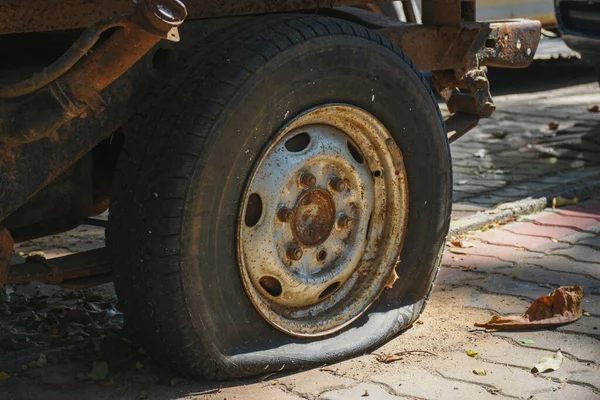 Old Car Tire Wheel Flat — Foto Stock