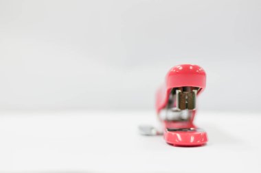 Kırmızı zımba beyaz arkaplanda izole edildi