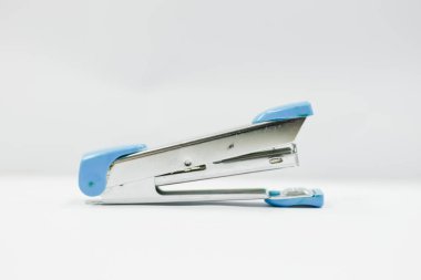 Mavi zımba beyaz arkaplanda izole edildi