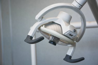 Ameliyat odasındaki modern ayarlanabilir ışıklar. Tıbbi ekipmanlar. Yeni teknoloji.