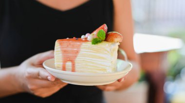 Ellerinde krep vardı. Çilekler ve kırmızı ışık parlıyordu..