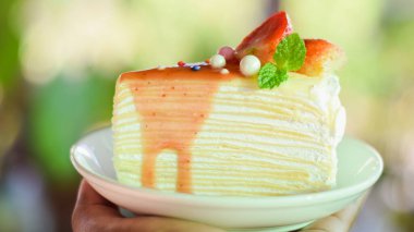 Ellerinde krep vardı. Çilekler ve kırmızı ışık parlıyordu..